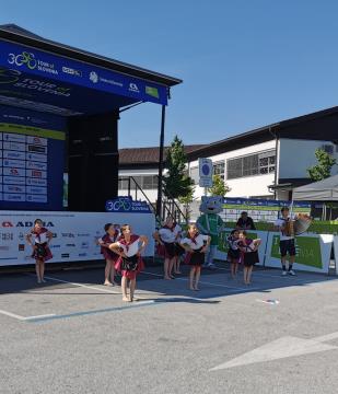 Bicikl polka-Plesni krožek OŠ Škofljica in Gašper Štajnar